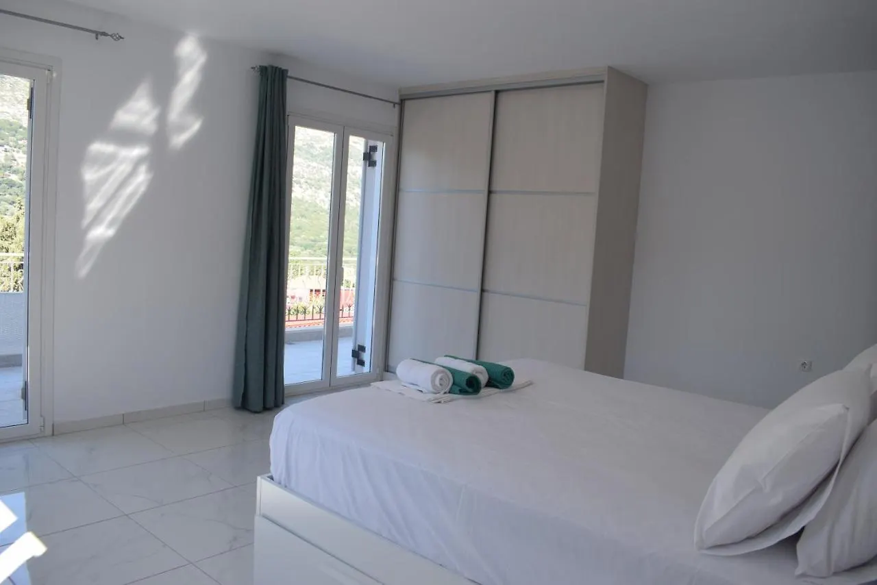 Black & White Apartments Divarata